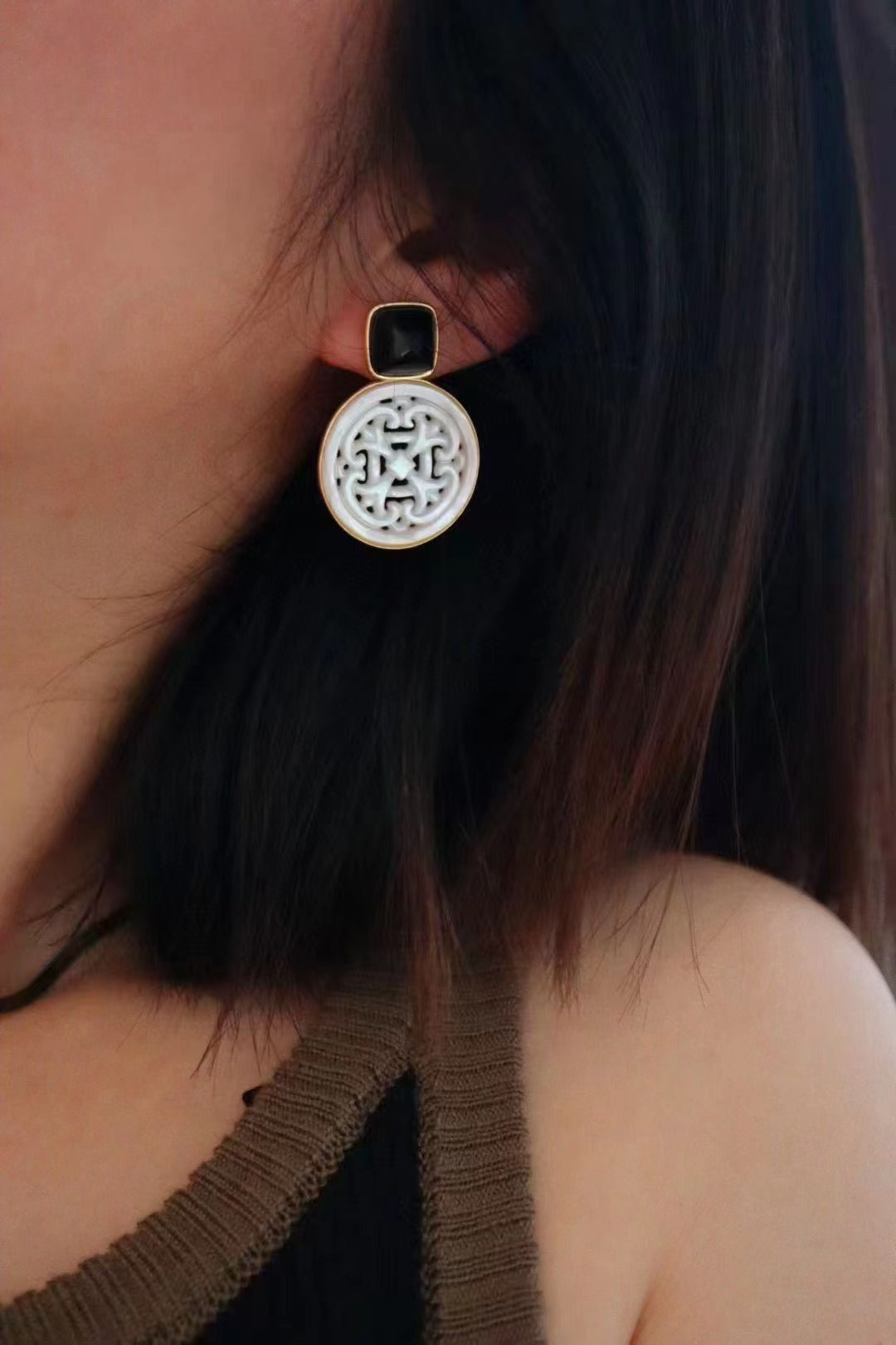 White Shell & Tang Tower Black Agate Stud Earrings