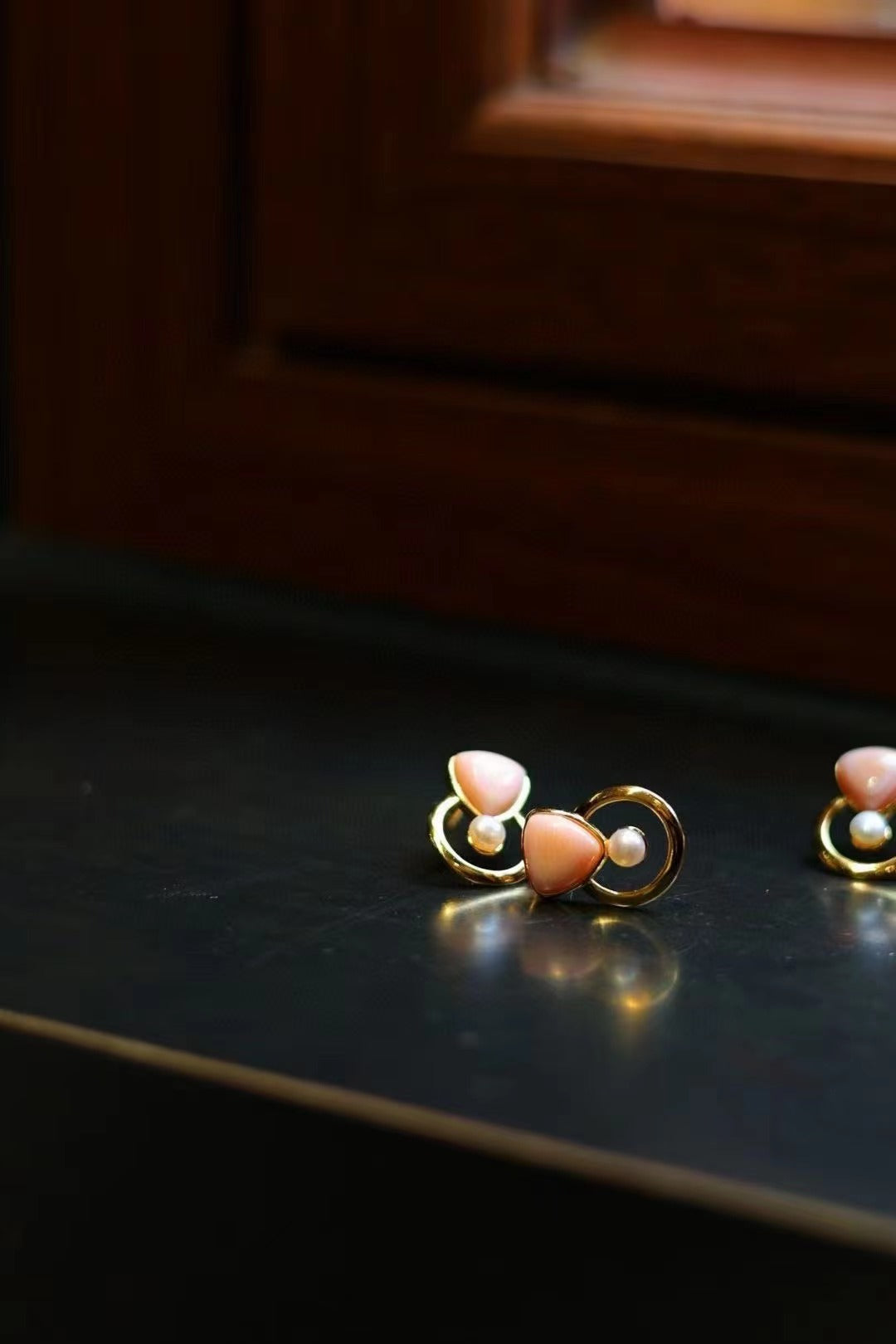 Sleek Queen Conch Pearl Stud Earrings